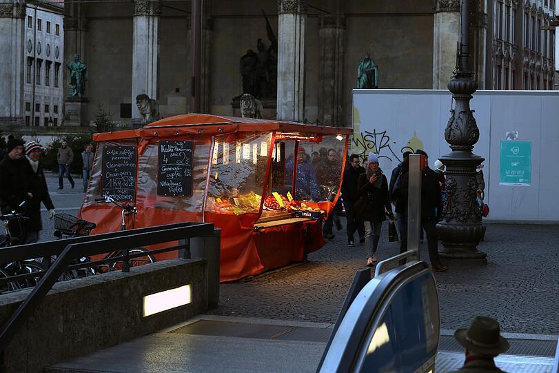 Das Obststandl ist ein netter Farbtupfer vor der Theatinerkirche.