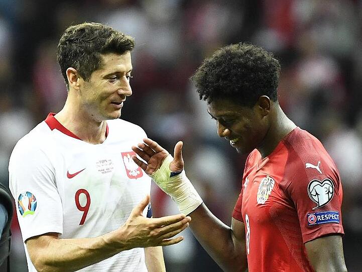 Handschlag nach dem Spiel zwischen David Alaba (r) aus Österreich und dem Polen Robert Lewandowski.