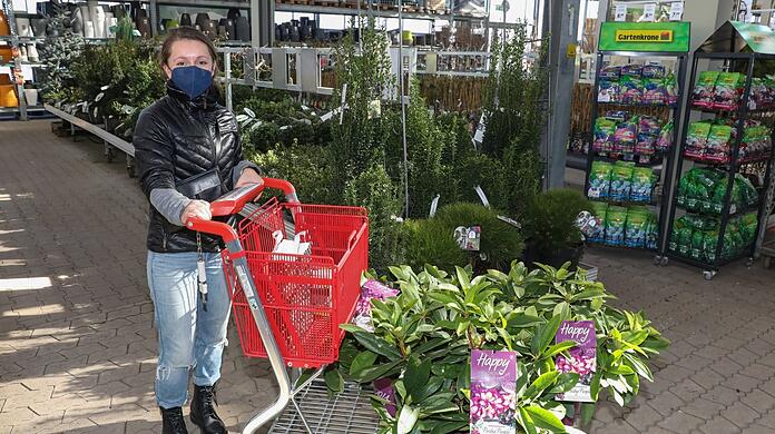 Hier wird der Balkon aufgehübscht - mit gleich drei Rhododendron-Bäumchen. Kostümbildnerin Leni (31) will "übers Grün in den Himmel schauen".