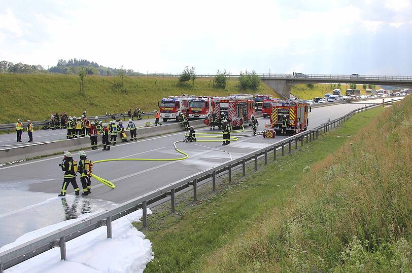 Nach dem Zusammenstoß fing der beschädigte Hybrid-BMW im Bereich der Akkus Feuer. Das Feuer griff auf den Kleintransporter über und setzte diesen in Vollbrand.