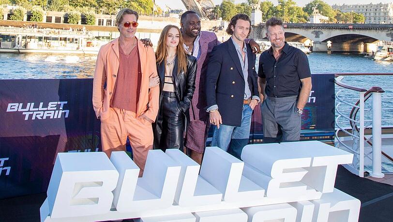 Die Stars aus "Bullet Train": Brad Pitt, Joey King, Bryan Tyree Henry und Aaron Taylor-Johnson mit Regisseur David Leitch (v.l.). Die Stars aus "Bullet Train": Brad Pitt, Joey King, Bryan Tyree Henry und Aaron Taylor-Johnson mit Regisseur David Leitch (v.l.).