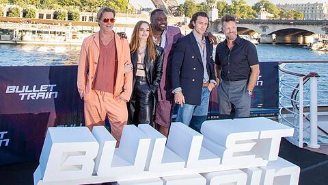 Die Stars aus "Bullet Train": Brad Pitt, Joey King, Bryan Tyree Henry und Aaron Taylor-Johnson mit Regisseur David Leitch (v.l.).