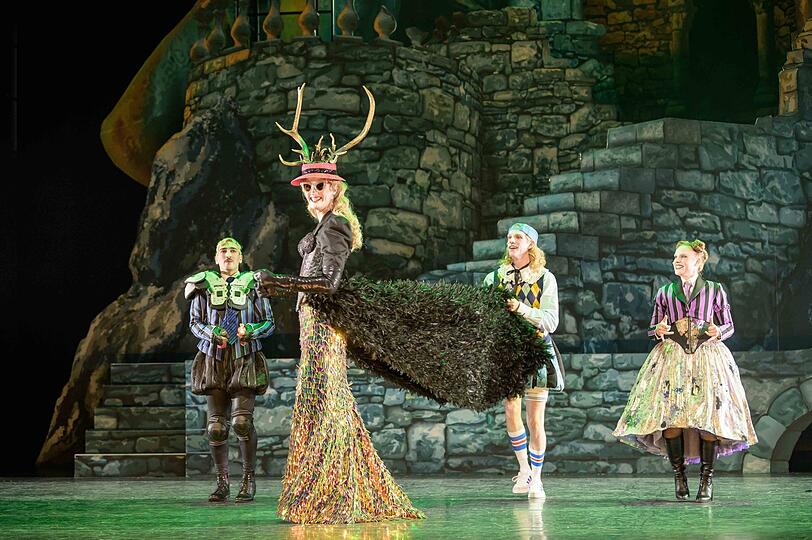 Tim Morsbach als Königin mit Ömer Örgey (Sir Harry), Mats Visser (Prinz Arglos) und Lorena Brugger (Lady Larken) in "Once Upon a Mattress" im Prinzregententheater.