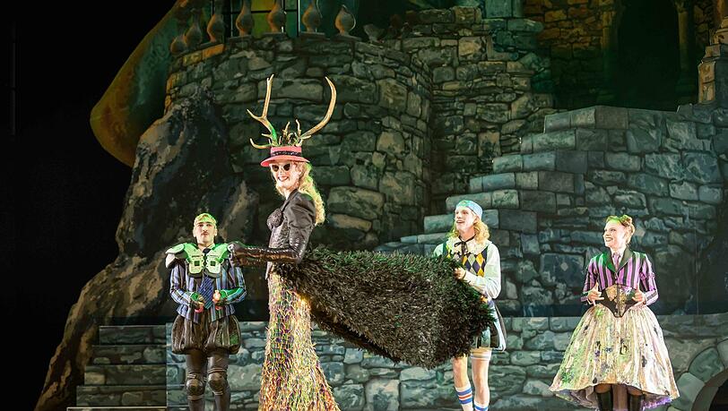 Tim Morsbach als Königin mit Ömer Örgey (Sir Harry), Mats Visser (Prinz Arglos) und Lorena Brugger (Lady Larken) in "Once Upon a Mattress" im Prinzregententheater.