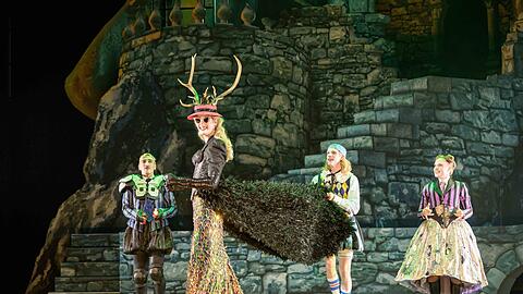 Tim Morsbach als Königin mit Ömer Örgey (Sir Harry), Mats Visser (Prinz Arglos) und Lorena Brugger (Lady Larken) in "Once Upon a Mattress" im Prinzregententheater.