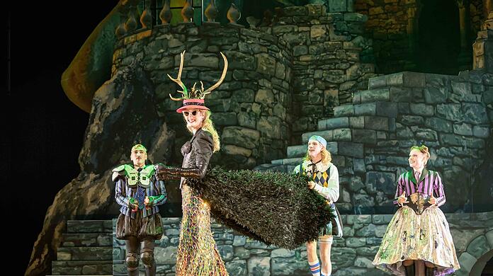 Tim Morsbach als Königin mit Ömer Örgey (Sir Harry), Mats Visser (Prinz Arglos) und Lorena Brugger (Lady Larken) in "Once Upon a Mattress" im Prinzregententheater.