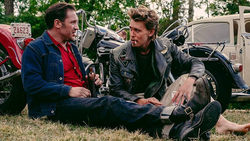 Tom Hardy (li.) und Austin Butler in "The Bikeriders".