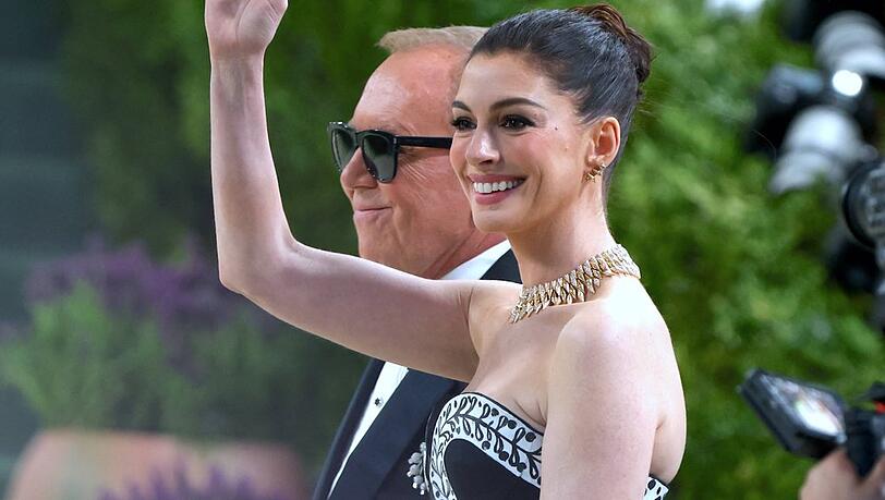 Anne Hathaway bei der diesjährigen Met Gala Anne Hathaway bei der diesjährigen Met Gala
