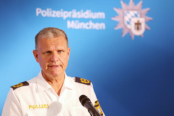 Polizeipräsident Thomas Hampel erklärt, wie wichtig nicht nur die Vorbereitung, sondern auch die Nachsorge für Polizisten ist. Polizeipräsident Thomas Hampel erklärt, wie wichtig nicht nur die Vorbereitung, sondern auch die Nachsorge für Polizisten ist.
