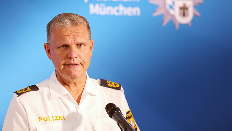 Polizeipräsident Thomas Hampel erklärt, wie wichtig nicht nur die Vorbereitung, sondern auch die Nachsorge für Polizisten ist. Polizeipräsident Thomas Hampel erklärt, wie wichtig nicht nur die Vorbereitung, sondern auch die Nachsorge für Polizisten ist.