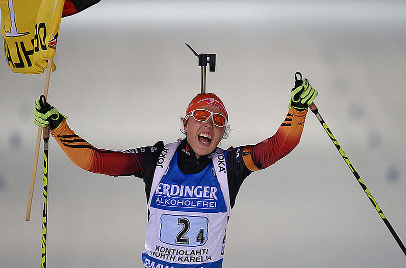 Jubel im Zieleinlauf: Laura Dahlmeier als Schlussläuferin, Franziska Hildebrand, Franziska Preuß und Vanessa Hinz sind Weltmeisterinnen in der Biathlon-Staffel.