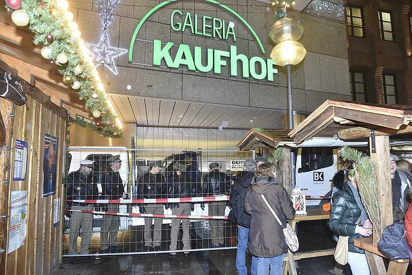 Die Fassade bröckelt: Der Kaufhof am Marienplatz musste deshalb am Dienstagabend gesperrt werden.