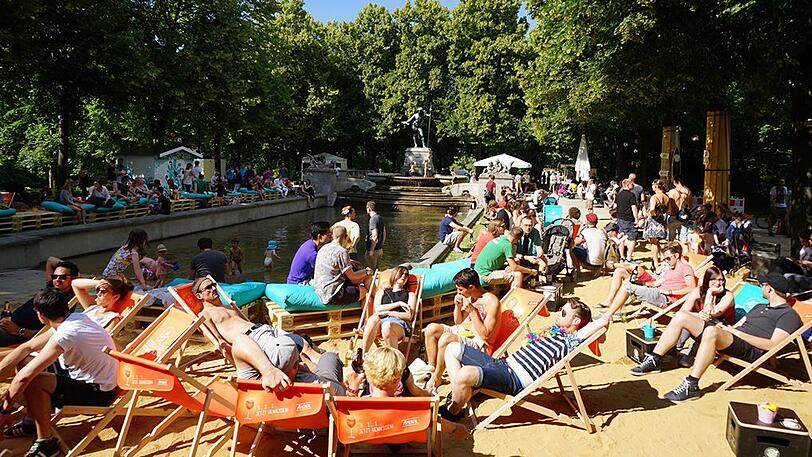 Der beliebte Kulturstrand will am 15. Juni statt wie die letzten Jahre am Vater-Rhein-Brunnen auf dem Isarbalkon an der Corneliusbrücke eröffnen.