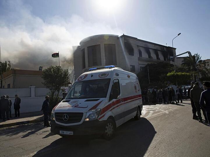 Ein Krankenwagen in der Nähe des Außenministeriums in Tripolis, aus dem Rauch aufsteigt.