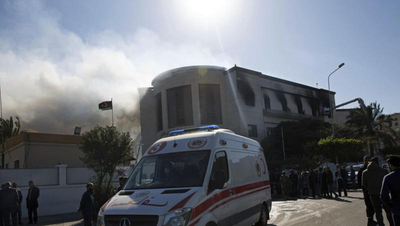 Ein Krankenwagen in der Nähe des Außenministeriums in Tripolis, aus dem Rauch aufsteigt. Ein Krankenwagen in der Nähe des Außenministeriums in Tripolis, aus dem Rauch aufsteigt.