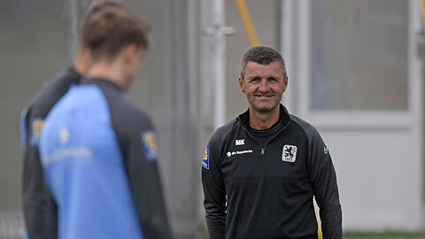 Löwen-Trainer Michael Köllner ist mit dem Ergebnis gegen Würzburg zufrieden. (Archivbild)