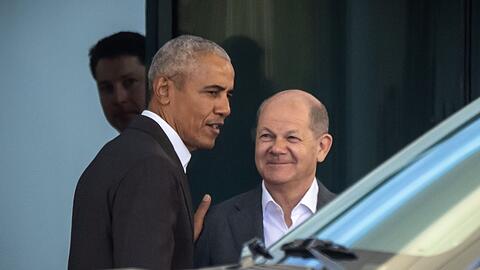 Ex-US-Präsident Barack Obama wird von Kanzler Olaf Scholz in Berlin verabschiedet.