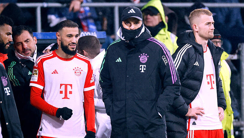 Neben drei Niederlagen am Stück muss Thomas Tuchel (r.) nach dem Ausfall von Noussair Mazraoui (l.) auf der Rechtsverteidigerposition improvisieren.