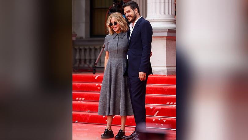 Meg Ryan mit dem Regisseur Jovan Marjanovic, der ihr den Ehrenpreis &uuml;bergab.