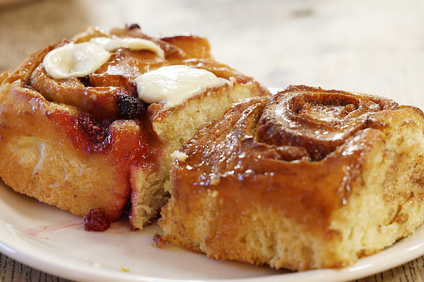 Natürlich auch der Verkaufshit, die Schnecken. Hier mit weißer Schokolade und Himbeere und klassisch mit Zimt.