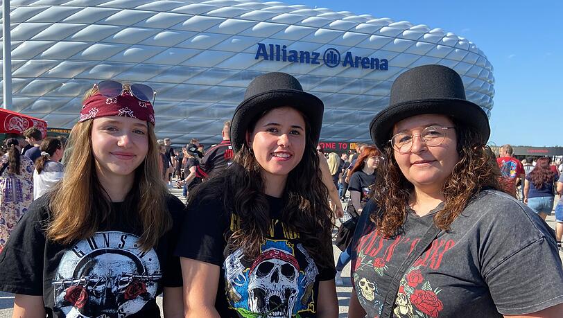 Die Fans haben sich in Schale geschmissen: Sophia, Lara und Conny aus Bärnau in der Oberpfalz (v.l.) sind als Axl und Slash angereist. Die Fans haben sich in Schale geschmissen: Sophia, Lara und Conny aus Bärnau in der Oberpfalz (v.l.) sind als Axl und Slash angereist.