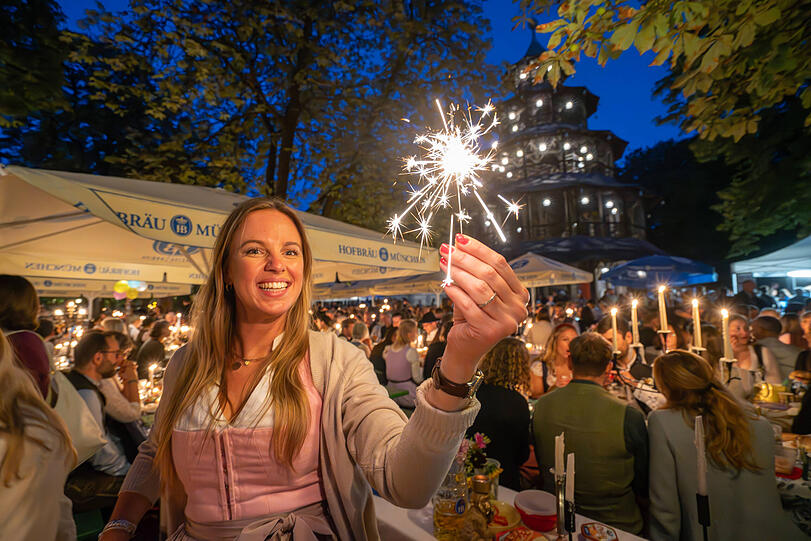Kerzenlicht und flackernde Wunderkerzen tauchten den Englischen Garten schon in den frühen Morgenstunden in ein warmes Leuchten.