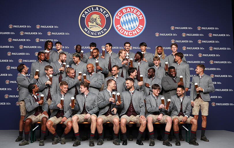 Traditionell bayrisch in Lederhosen zeigt sich auch in diesem Jahr wieder die Mannschaft des FC Bayern beim alljährlichen Paulaner Shooting.