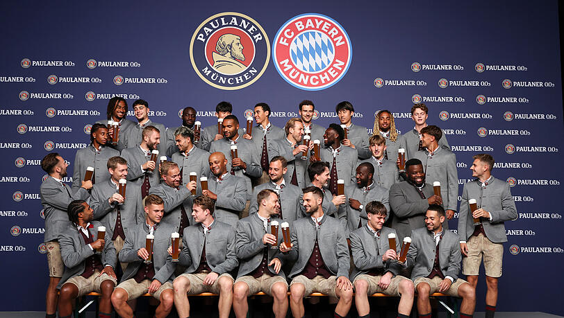 Traditionell bayrisch in Lederhosen zeigt sich auch in diesem Jahr wieder die Mannschaft des FC Bayern beim alljährlichen Paulaner Shooting.