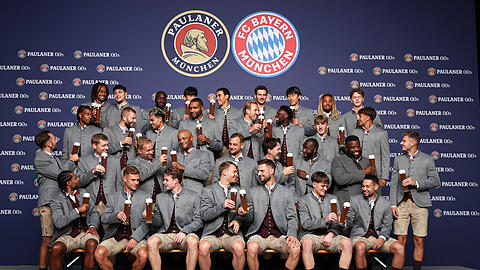 Traditionell bayrisch in Lederhosen zeigt sich auch in diesem Jahr wieder die Mannschaft des FC Bayern beim alljährlichen Paulaner Shooting.