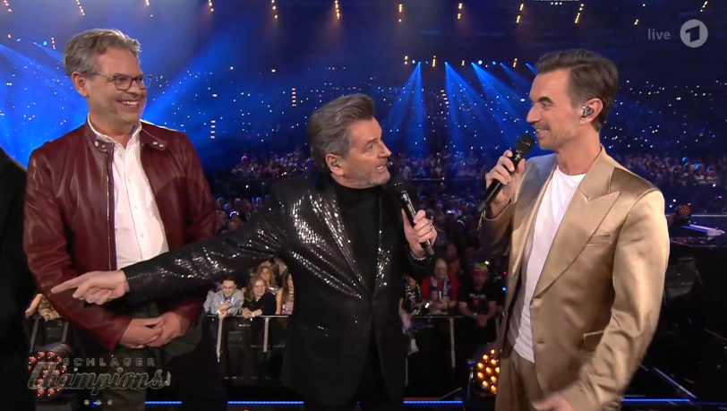 Gänsehaut-Moment bei den Schlagerchampions: Florian Silbereisen überrascht Thomas Anders mit einem Goldaward. Gänsehaut-Moment bei den Schlagerchampions: Florian Silbereisen überrascht Thomas Anders mit einem Goldaward.