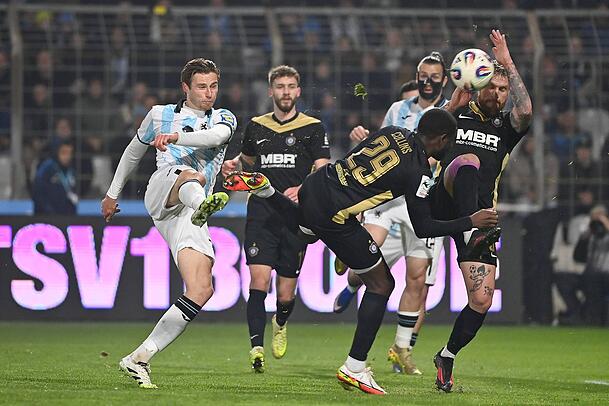 Siemen Voet zieht, Marvin Stefaniak fälscht den Ball mit der Hand ab – der fällige Elfmeterpfiff bleibt aber aus. Siemen Voet zieht, Marvin Stefaniak fälscht den Ball mit der Hand ab – der fällige Elfmeterpfiff bleibt aber aus.