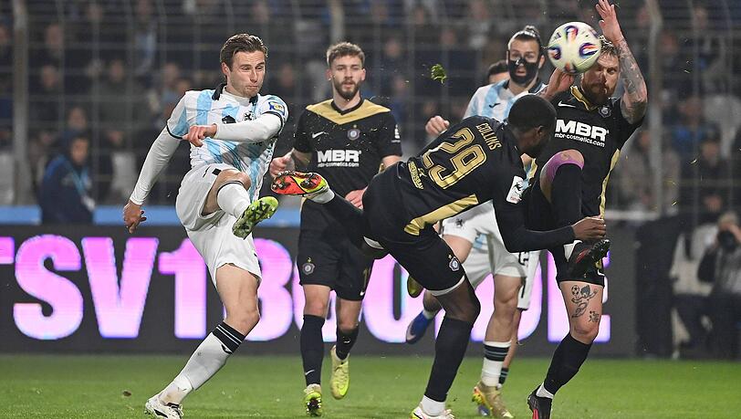 Siemen Voet zieht, Marvin Stefaniak fälscht den Ball mit der Hand ab – der fällige Elfmeterpfiff bleibt aber aus. Siemen Voet zieht, Marvin Stefaniak fälscht den Ball mit der Hand ab – der fällige Elfmeterpfiff bleibt aber aus.