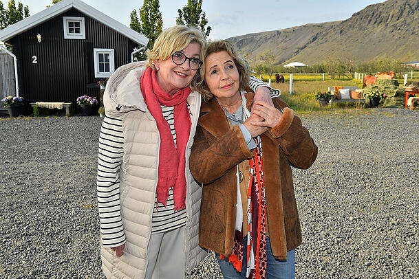 Saskia Vester und Michaela May beim Dreh von "Das Traumschiff: Island"