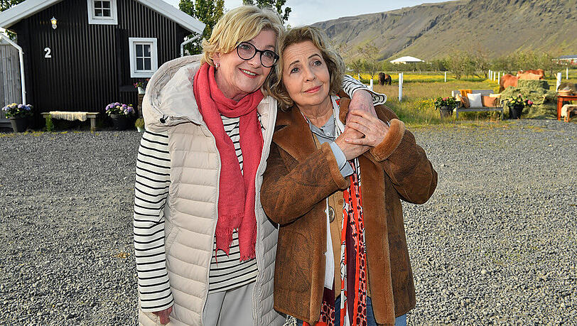 Saskia Vester und Michaela May beim Dreh von "Das Traumschiff: Island"