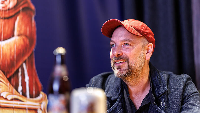 Stephan Zinner wurde 1974 in Trostberg geboren. Er besuchte die Schauspielschule Zerboni in M&uuml;nchen und spielte in an Kammerspiele und am Salzburger Landestheater. Seit 2000 macht er auch Kababrett. Von 2006 bis 2019 verk&ouml;rperte Zinner den bayerischen Ministerpr&auml;sidenten im Nockherberg-Singspiel, zuletzt hielt er dort die Fastenpredigt. Als Leberk&auml;s-Metzger Simmerl geh&ouml;rt er zur Stammbesetzung der Eberhofer-Krimis.