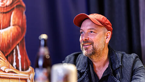 Stephan Zinner wurde 1974 in Trostberg geboren. Er besuchte die Schauspielschule Zerboni in M&uuml;nchen und spielte in an Kammerspiele und am Salzburger Landestheater. Seit 2000 macht er auch Kababrett. Von 2006 bis 2019 verk&ouml;rperte Zinner den bayerischen Ministerpr&auml;sidenten im Nockherberg-Singspiel, zuletzt hielt er dort die Fastenpredigt. Als Leberk&auml;s-Metzger Simmerl geh&ouml;rt er zur Stammbesetzung der Eberhofer-Krimis.