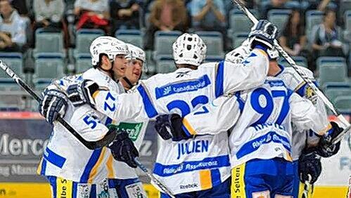 Stephane Julien (Mi.) wird von seinen Teamkollegen für das allererste Tor des EHC München in der DEL gefeiert. Stephane Julien (Mi.) wird von seinen Teamkollegen für das allererste Tor des EHC München in der DEL gefeiert.