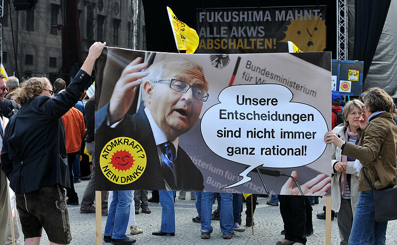 Trotz strömenden Regens haben am Samstagnachmittag rund 30.000 Menschen an einer Kundgebung
gegen Atomenergie auf dem Münchner Odeonsplatz teilgenommen. Sehen Sie hier die besten Bilder der Aktion.