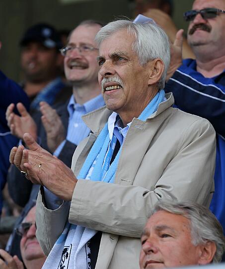 Ex-Löwen-Präsident Dieter Schneider bekam trotz Rettung seines Klubs nun die Emotionen der Fans zu spüren.