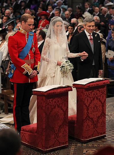 Kate und William von der Traualtar.