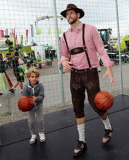 Aleksandar Nadfeji, Jared Homan, Robin Benzing und Jan Jagla auf dem Landwirtschaftsfest.