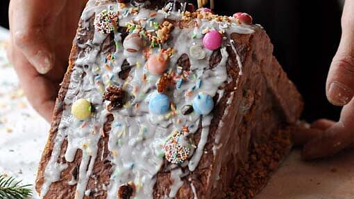 Im doppelten Boden des Lebkuchen-Häuschens fanden die Zollbeamte mehrere tausend Euro. Im doppelten Boden des Lebkuchen-Häuschens fanden die Zollbeamte mehrere tausend Euro.