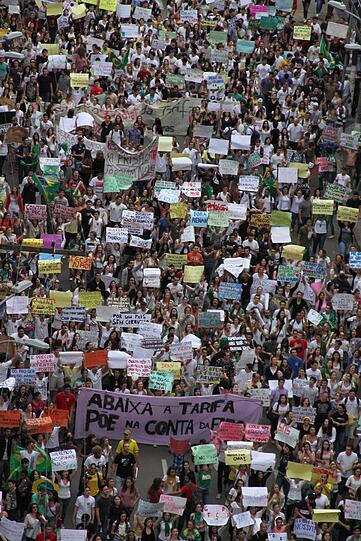 Knapp ein Jahr vor der Fußball-WM in Brasilien erlebt das Land einen ungeahnten Sturm des Protestes.