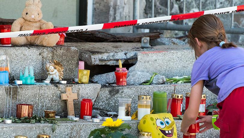 An dieser Stelle raste der Mann mit seinem Cabrio in eine Wäscherei und tötete ein 5-jähriges Mädchen. An dieser Stelle raste der Mann mit seinem Cabrio in eine Wäscherei und tötete ein 5-jähriges Mädchen.