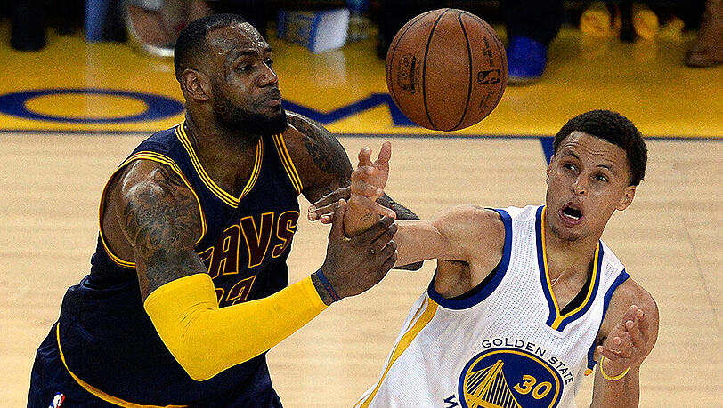 Warriors-Guard Stephen Curry (rechts) schnappt Cavaliers-Forward LeBron James den Ball weg. Warriors-Guard Stephen Curry (rechts) schnappt Cavaliers-Forward LeBron James den Ball weg.