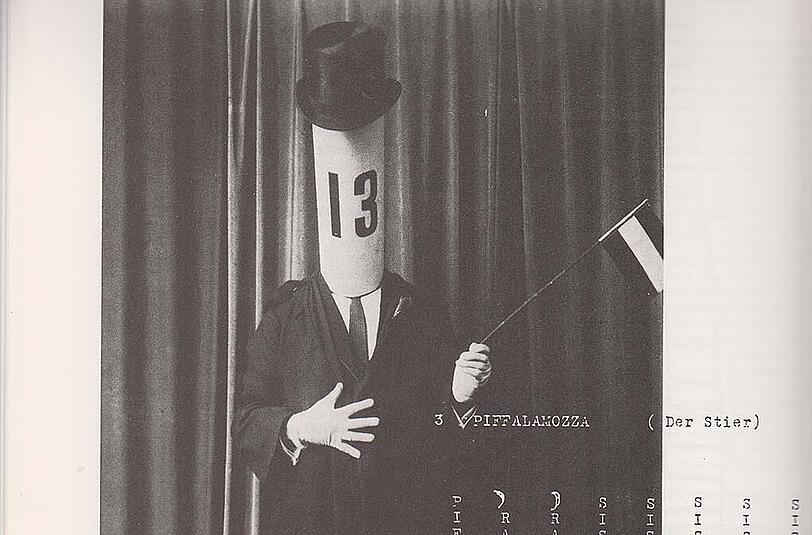 Hug Ball im Cabaret Voltaire 1916.