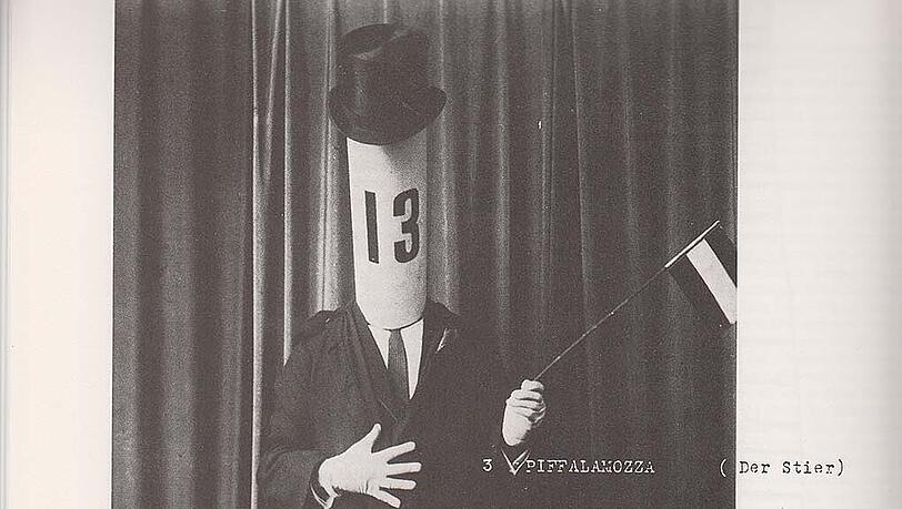 Hug Ball im Cabaret Voltaire 1916.