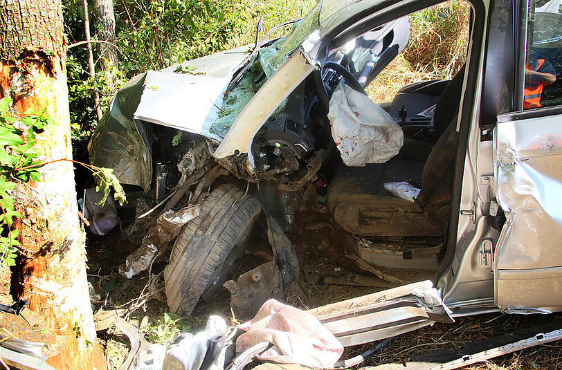Missglücktes Überholmanöver - die Bilder von der Unfallstelle auf der B12 im Landkreis Mühldorf.