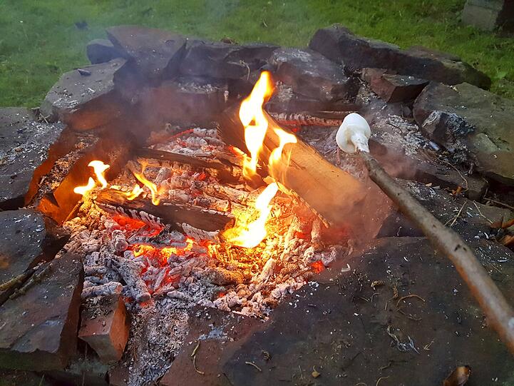 Ein gemütlicher Abend am Lagerfeuer endete in Tapfheim mit mehreren Verletzten. (Symbolbild)