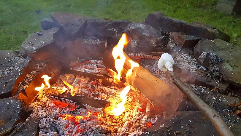 Ein gemütlicher Abend am Lagerfeuer endete in Tapfheim mit mehreren Verletzten. (Symbolbild) Ein gemütlicher Abend am Lagerfeuer endete in Tapfheim mit mehreren Verletzten. (Symbolbild)